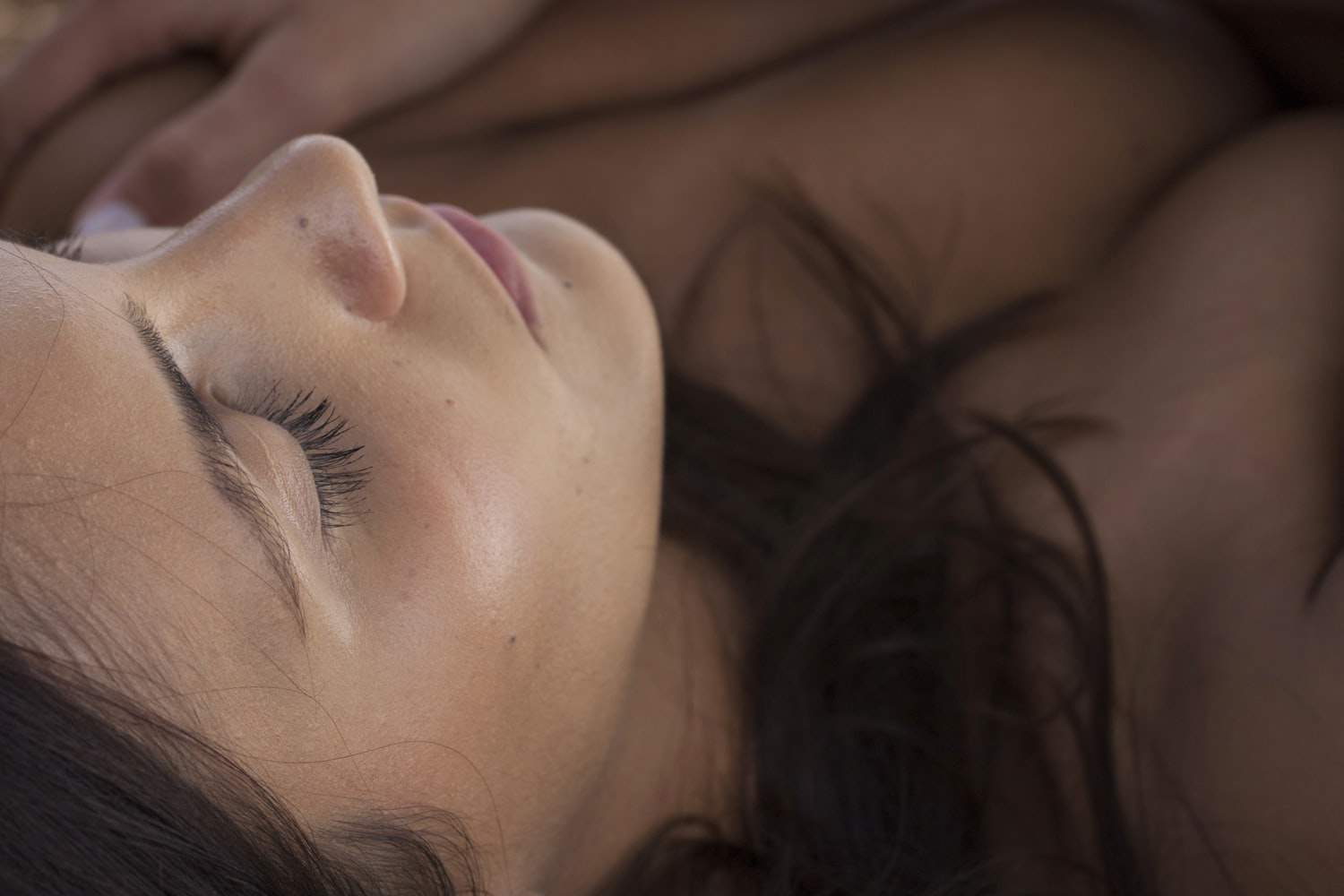 Bella mujer morena durmiendo con los ojos cerrados